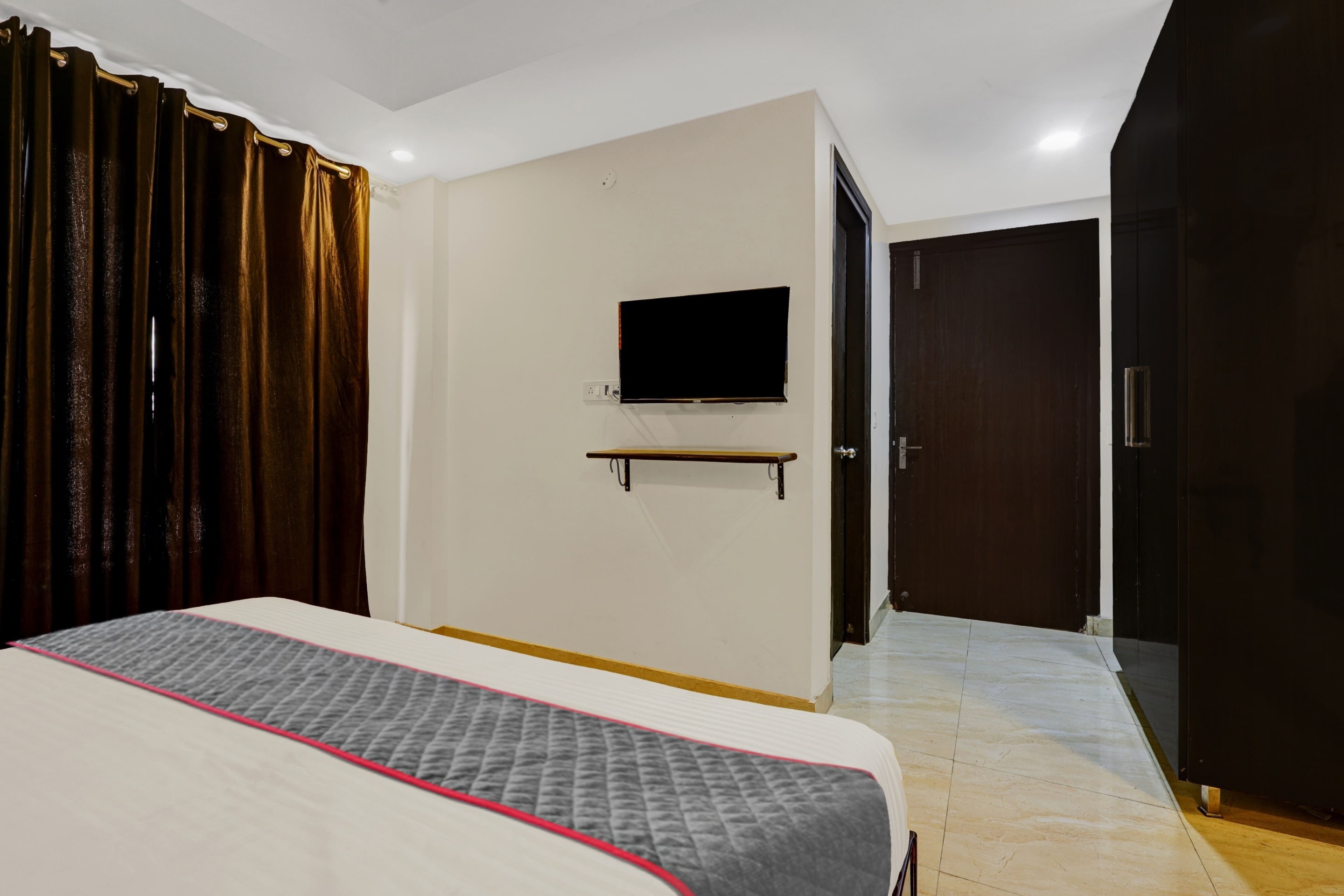 Super Townhouse Tipsyy Near Bestech Central Square Mall - Tap to explore photos