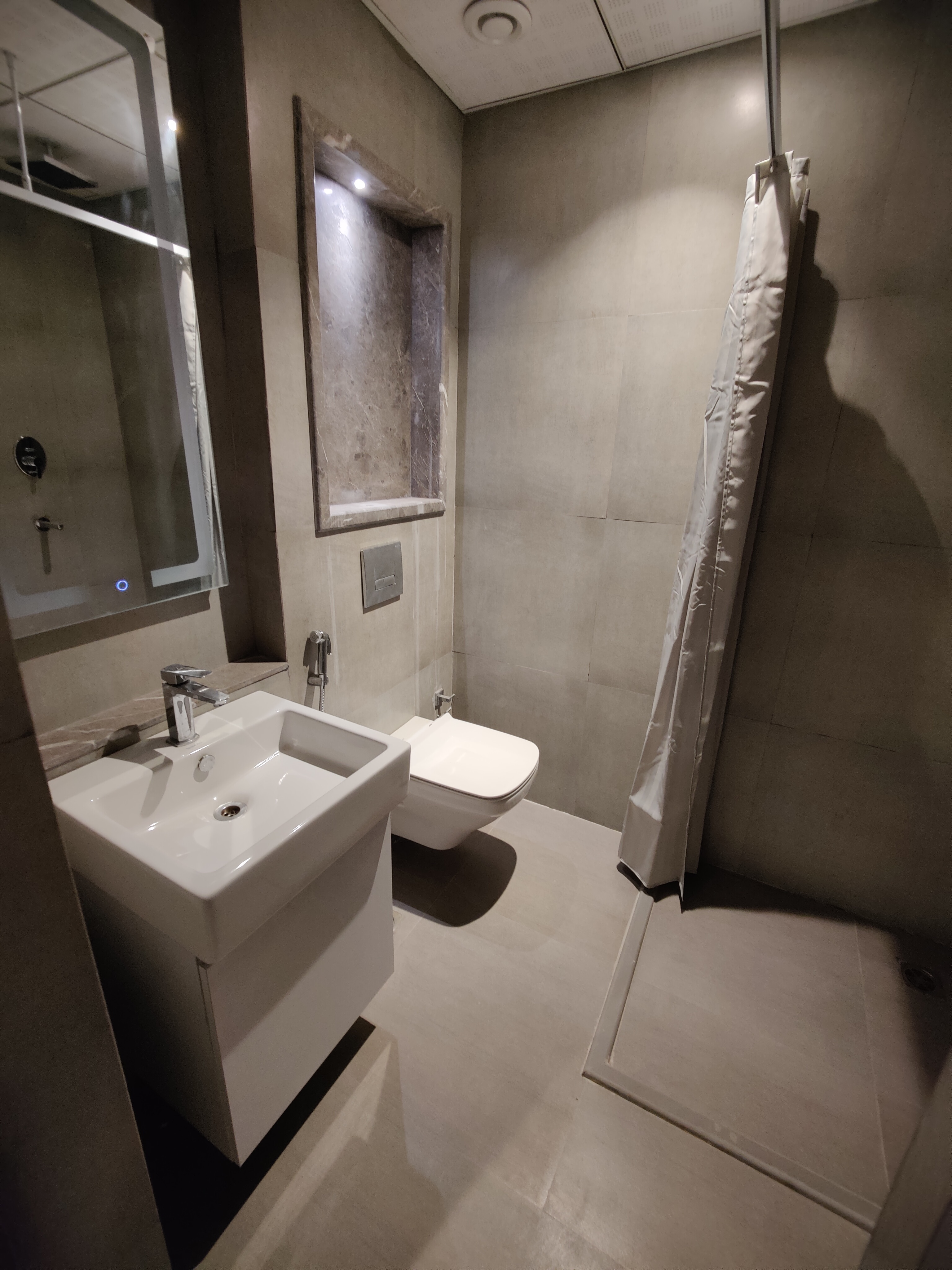 Panoramic Luxury River View Studio - Tap to explore photos