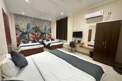 LEO Deluxe and Suite Room, Akkalkot