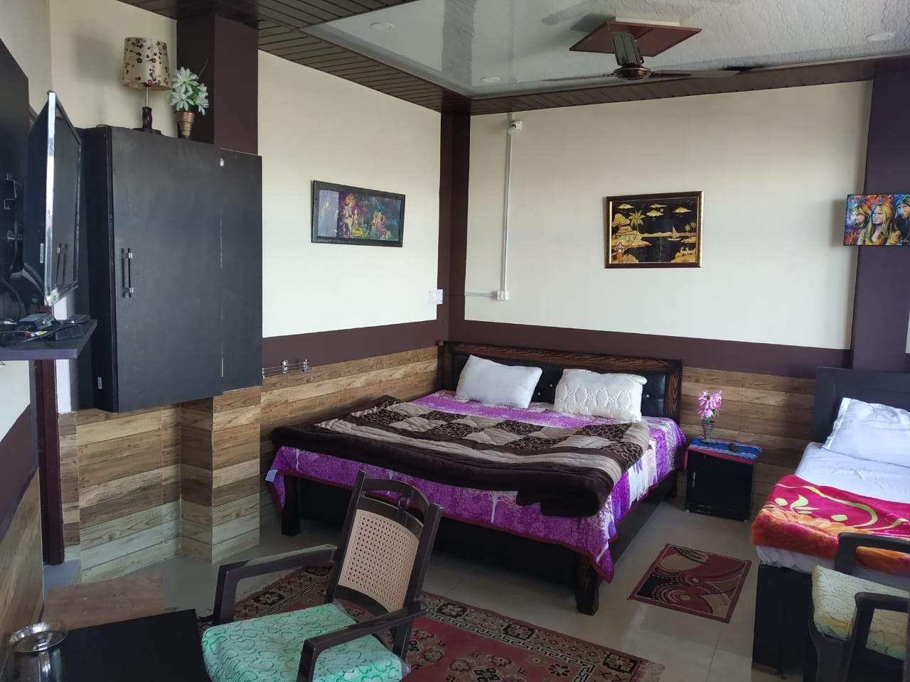 Hotel Himalya Darshan - Tap to explore photos