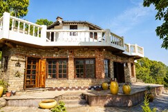 The wilderness Retreat, A British Estate 2BR by Homey huts, Bhowali