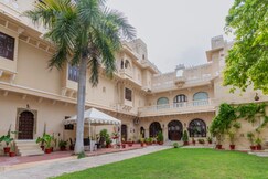 Rajmahal Palace- 446 Old stay 1 room by Homeyhuts, Vallabh Nagar