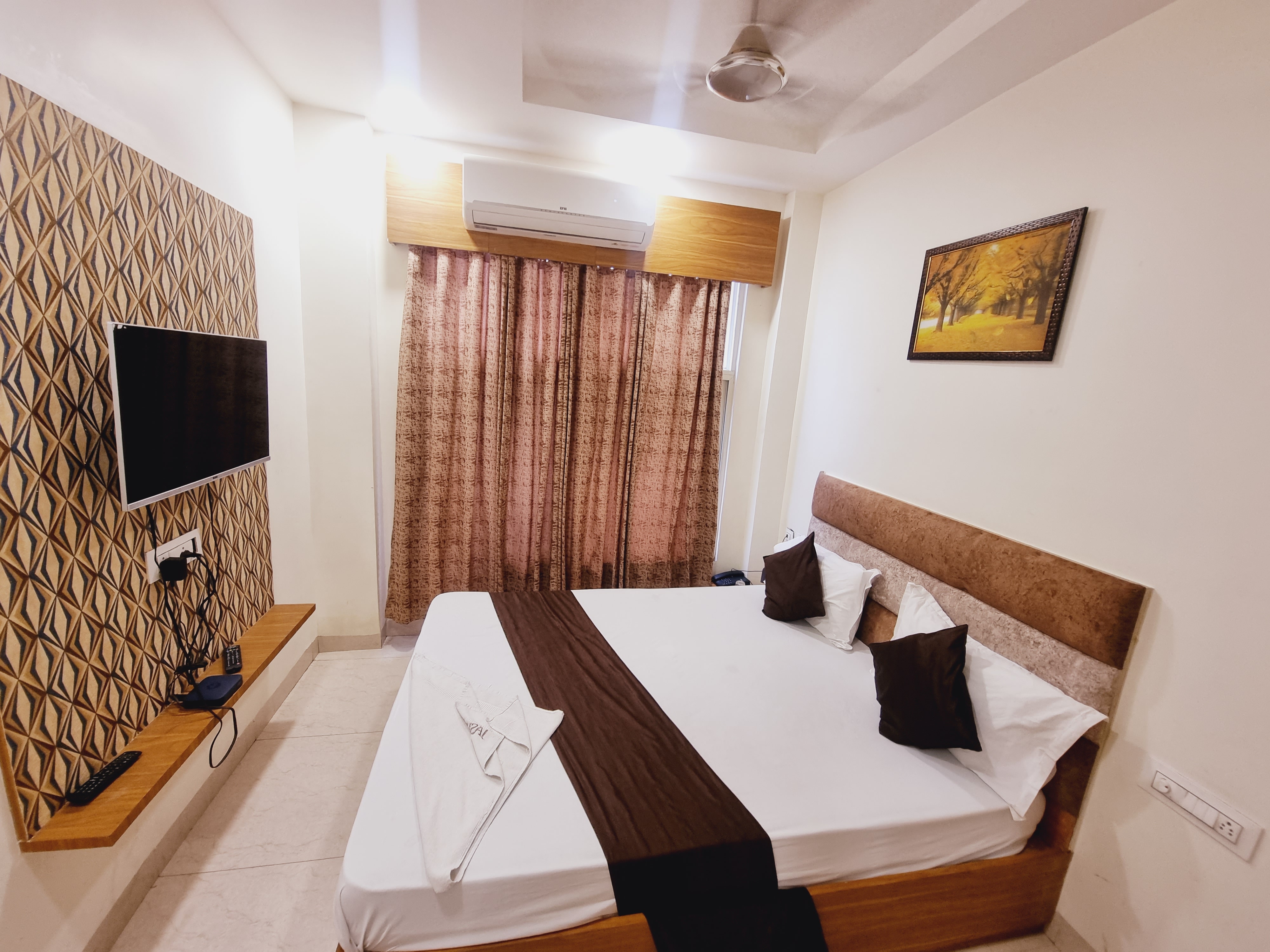 Hotel Jashan Palace - Tap to explore photos