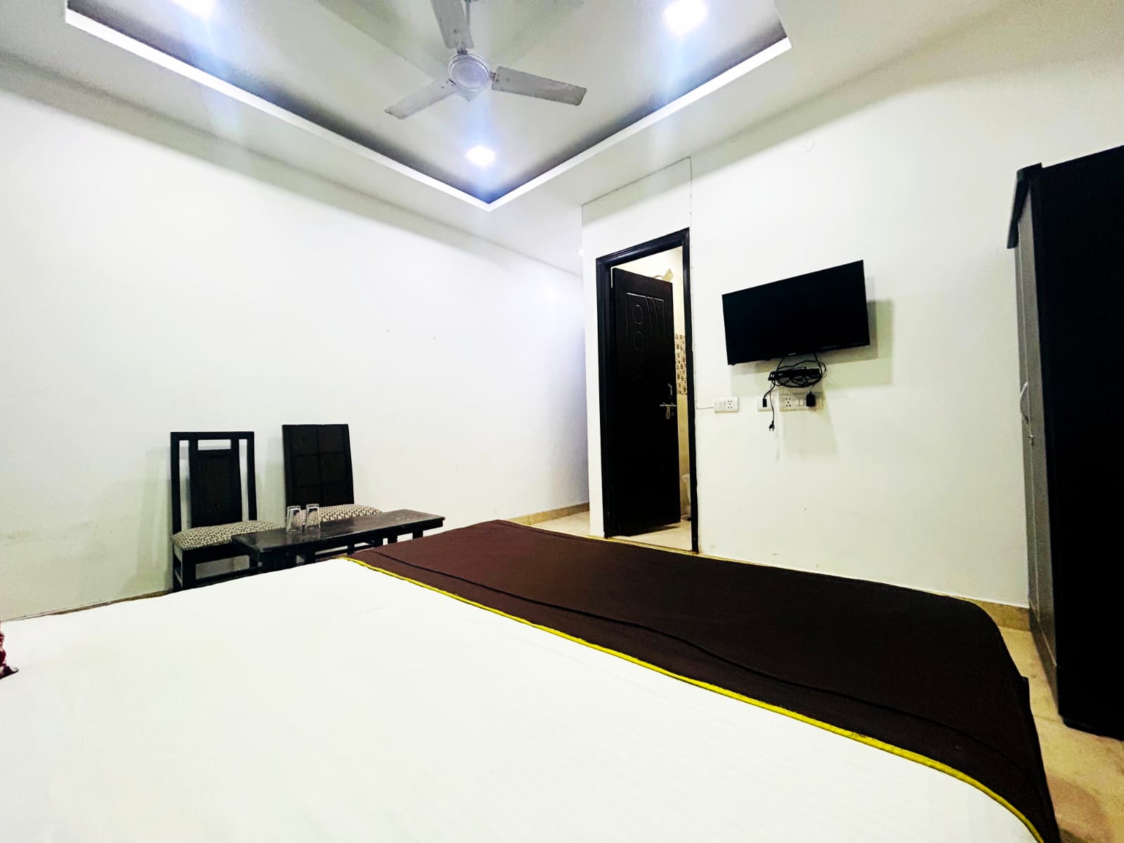 Hotel Ashoka Palace near IGI Airport New Delhi - Tap to explore photos