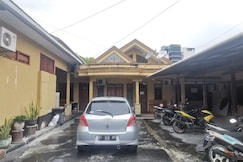 Hotel O Balikpapan near Taman Beruang Madu formerly Palm Cafe Inn, Balikpapan