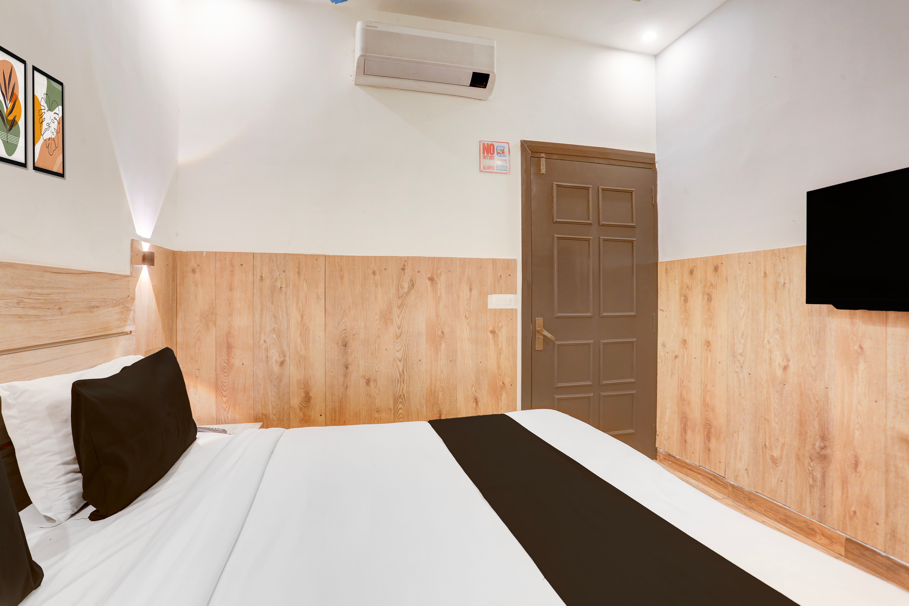 Super Townhouse Jagatpura Downtown Formerly Hotel Buddhi - Tap to explore photos