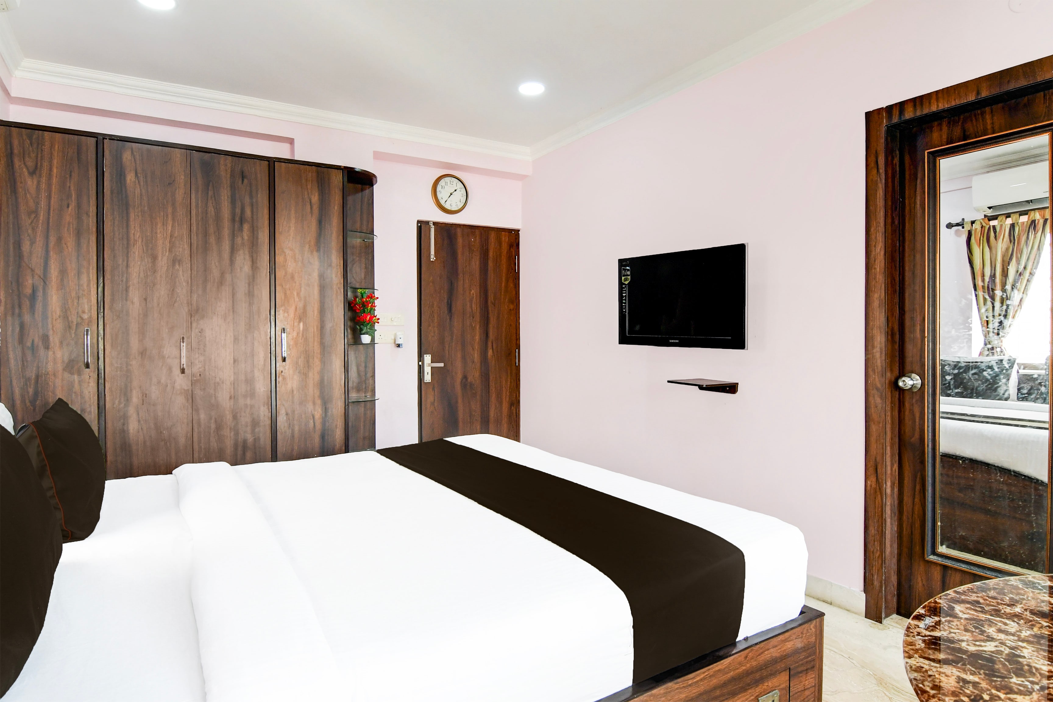 Super Hotel O New Town Near Axis Mall Formerly Spandan Inn - Tap to explore photos