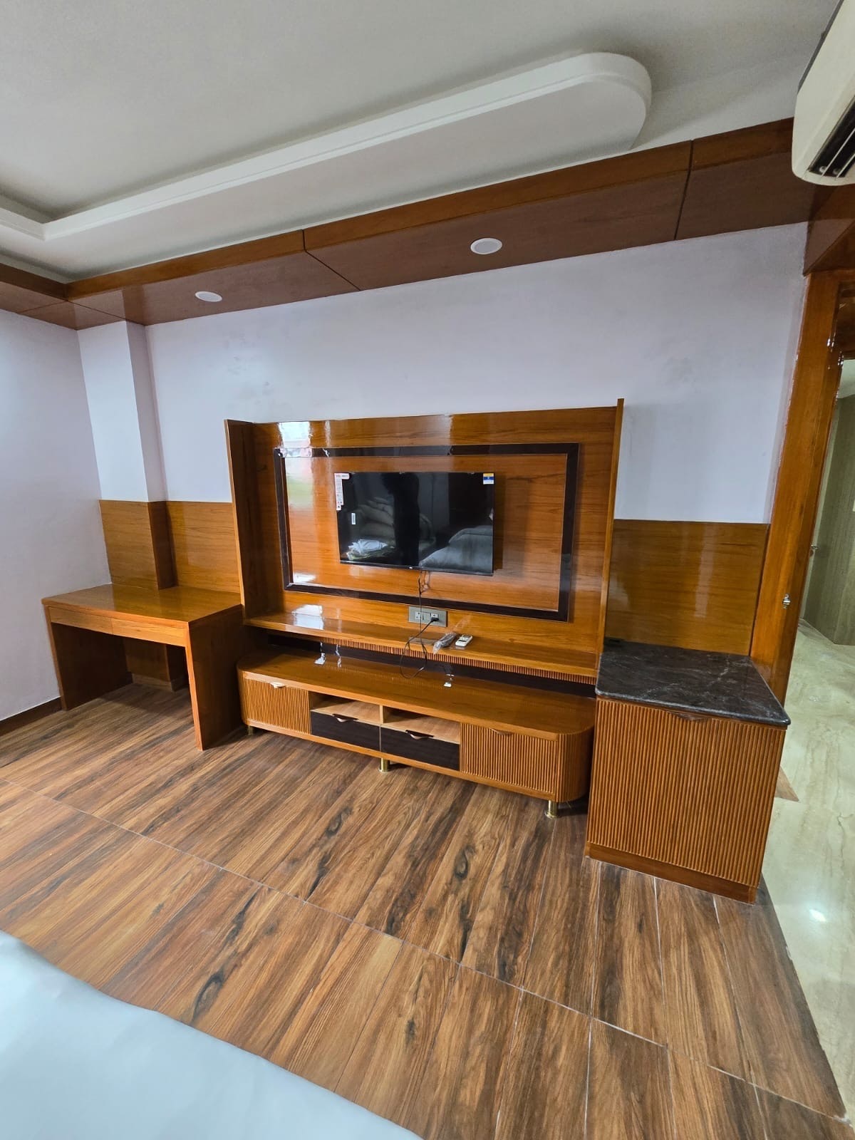 HOTEL PLATINUM PALACE NEAR MEDANTA HOSPITAL SECTOR 38 - Tap to explore photos
