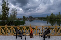 Aab Villa - LuruxyLake Front Retreat, Srinagar