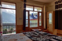 Snowridge Homestay & Rooftop Cafe Manali, Manali
