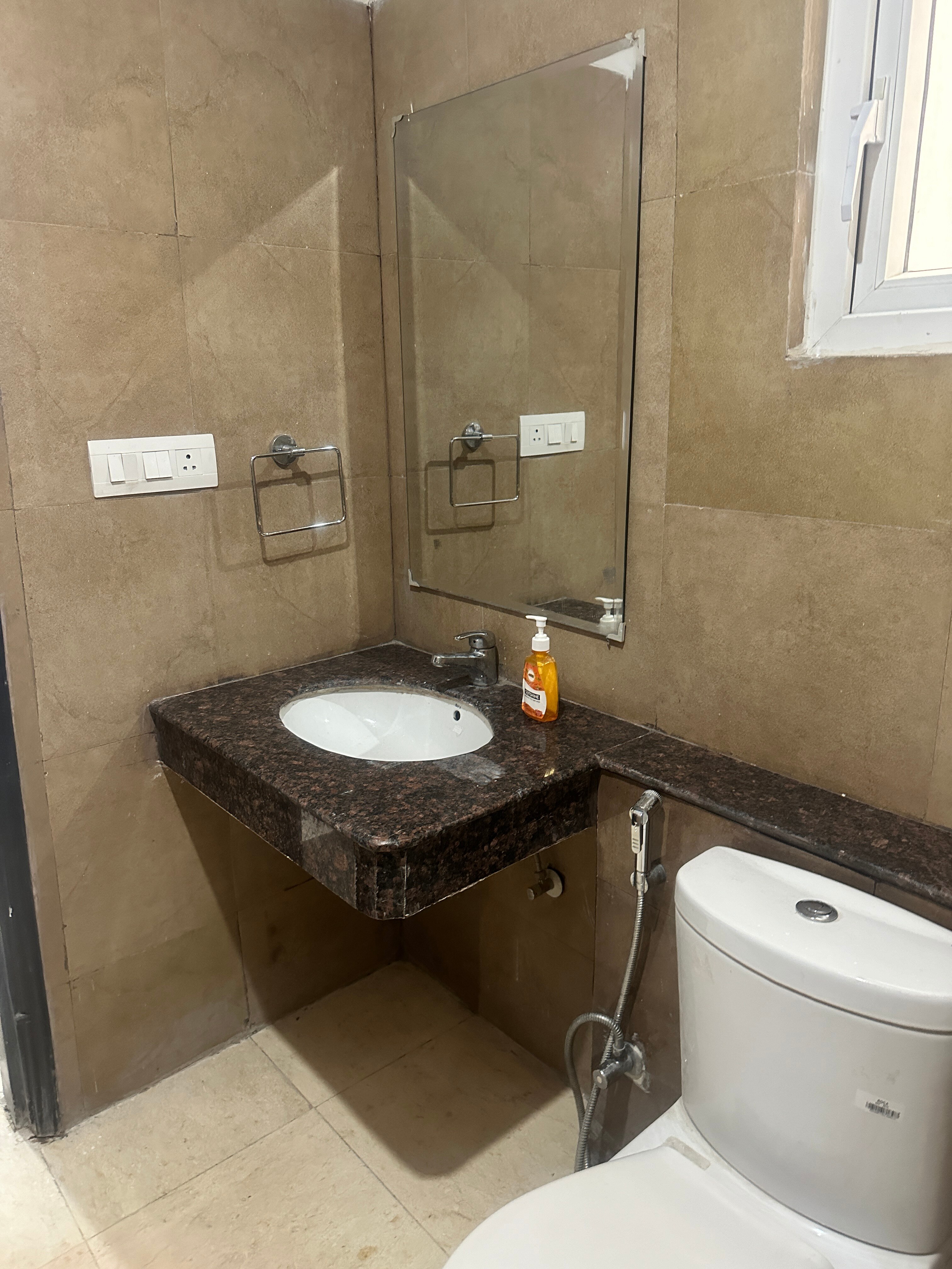 INDEPENDENT  PRIVATE ROOM  WITH PRIVATE BATHROOM - Tap to explore photos