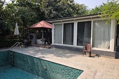The Bollywood Farm with Pool and Beautiful Lawn, Noida