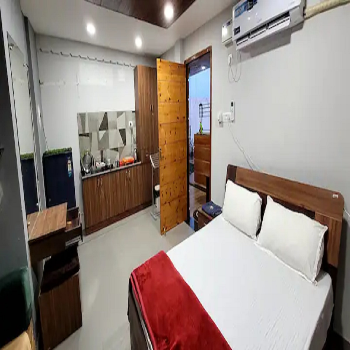 RK studio apartment with terrace - Tap to explore photos