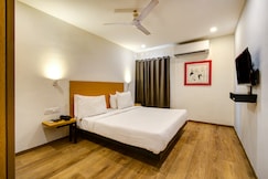 Hotel Neelkanth Inn, Kadi