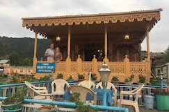Young Beauty Star Group of Houseboat, Srinagar