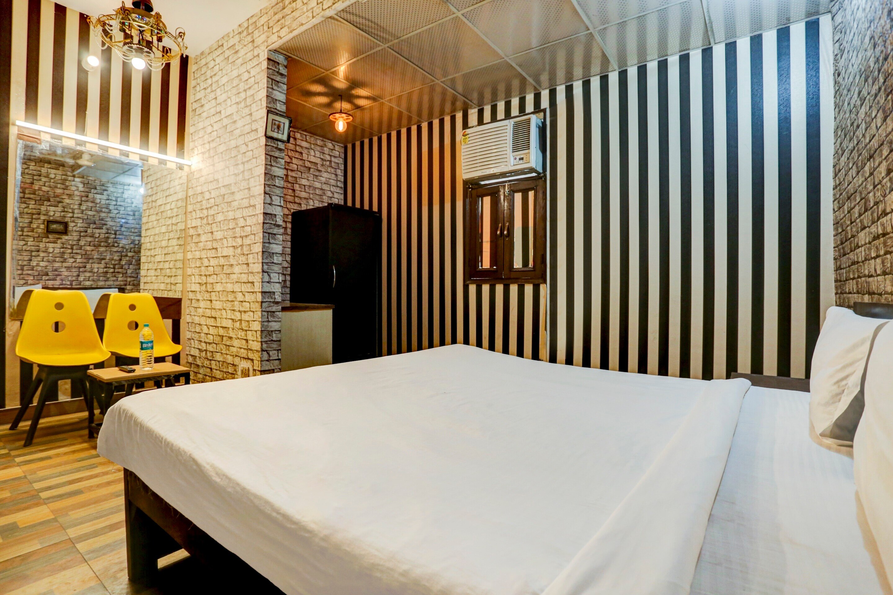 Hotel O Golden Home Stay Near Lotus Temple - Tap to explore photos