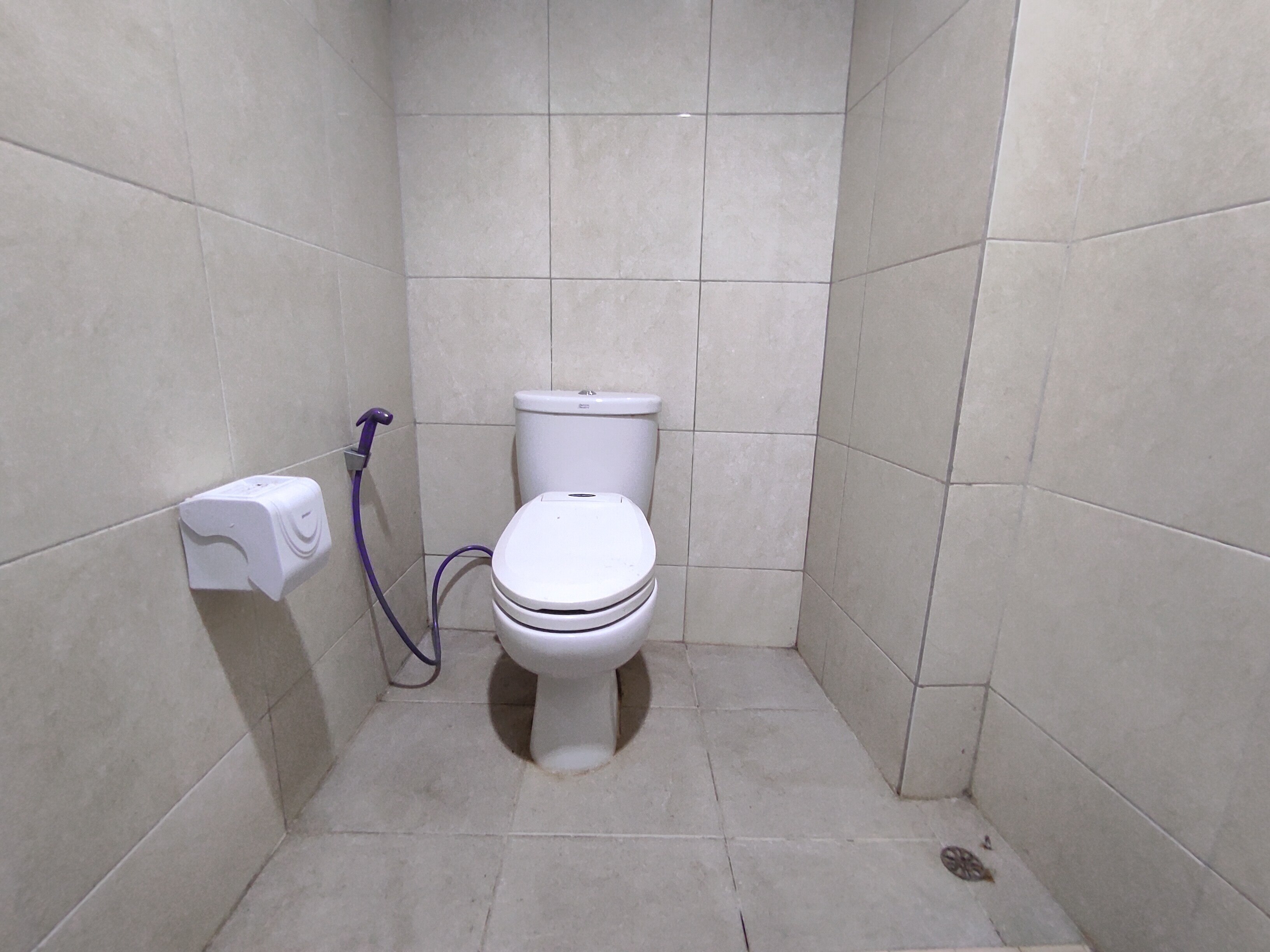 Capital O 91650 Hotel Pratama - Tap to explore photos