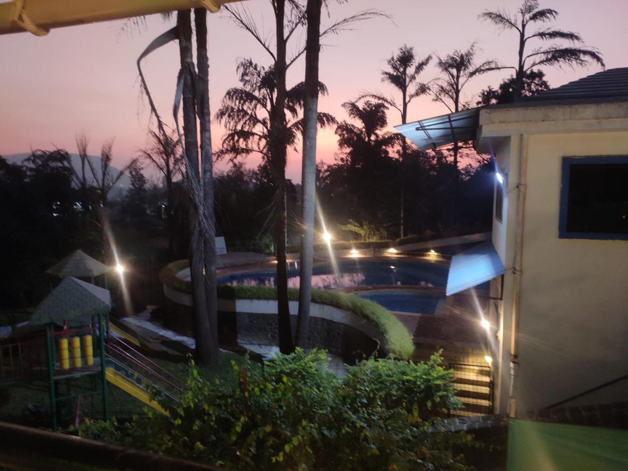 4BHK lonvla bunglow rs1000ph - Tap to explore photos