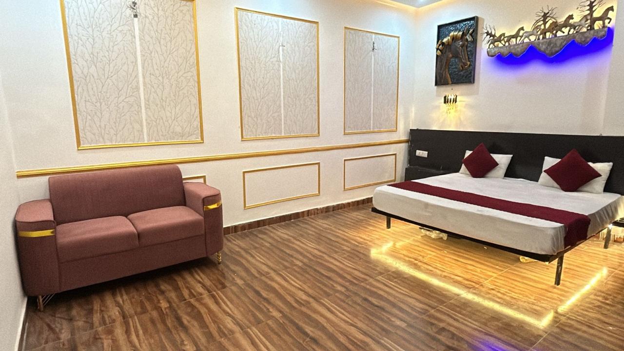 Hotel Golden Arrow - Tap to explore photos