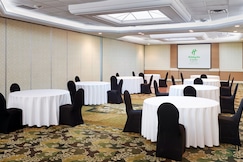 Holiday Inn & Suites OAKVILLE @ BRONTE, Grey