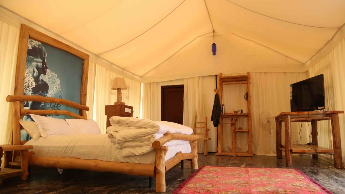 Sinnys Leopards Luxury Camp by the lake - Tap to explore photos