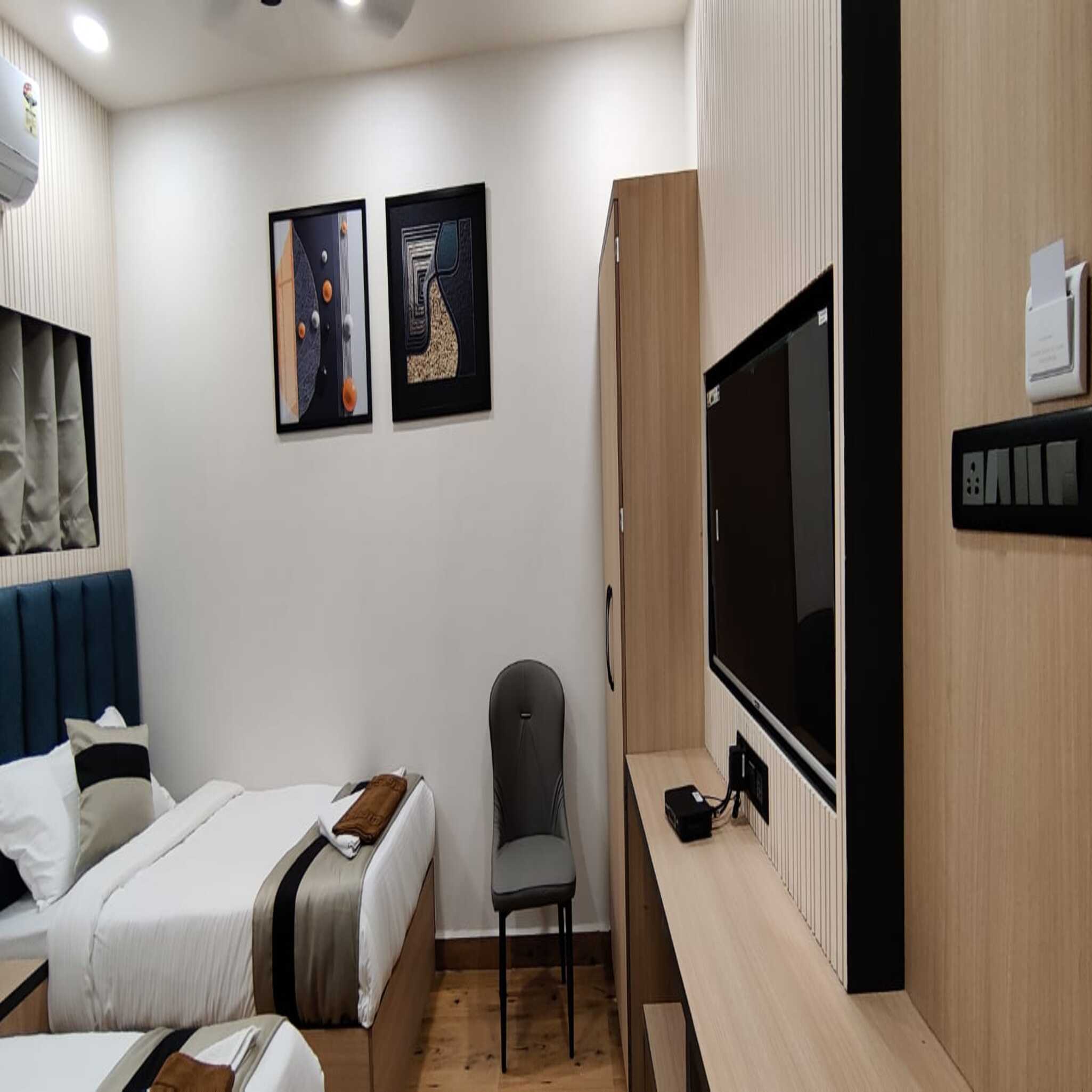 EXECUTIVE ROOM TWIN BED 1