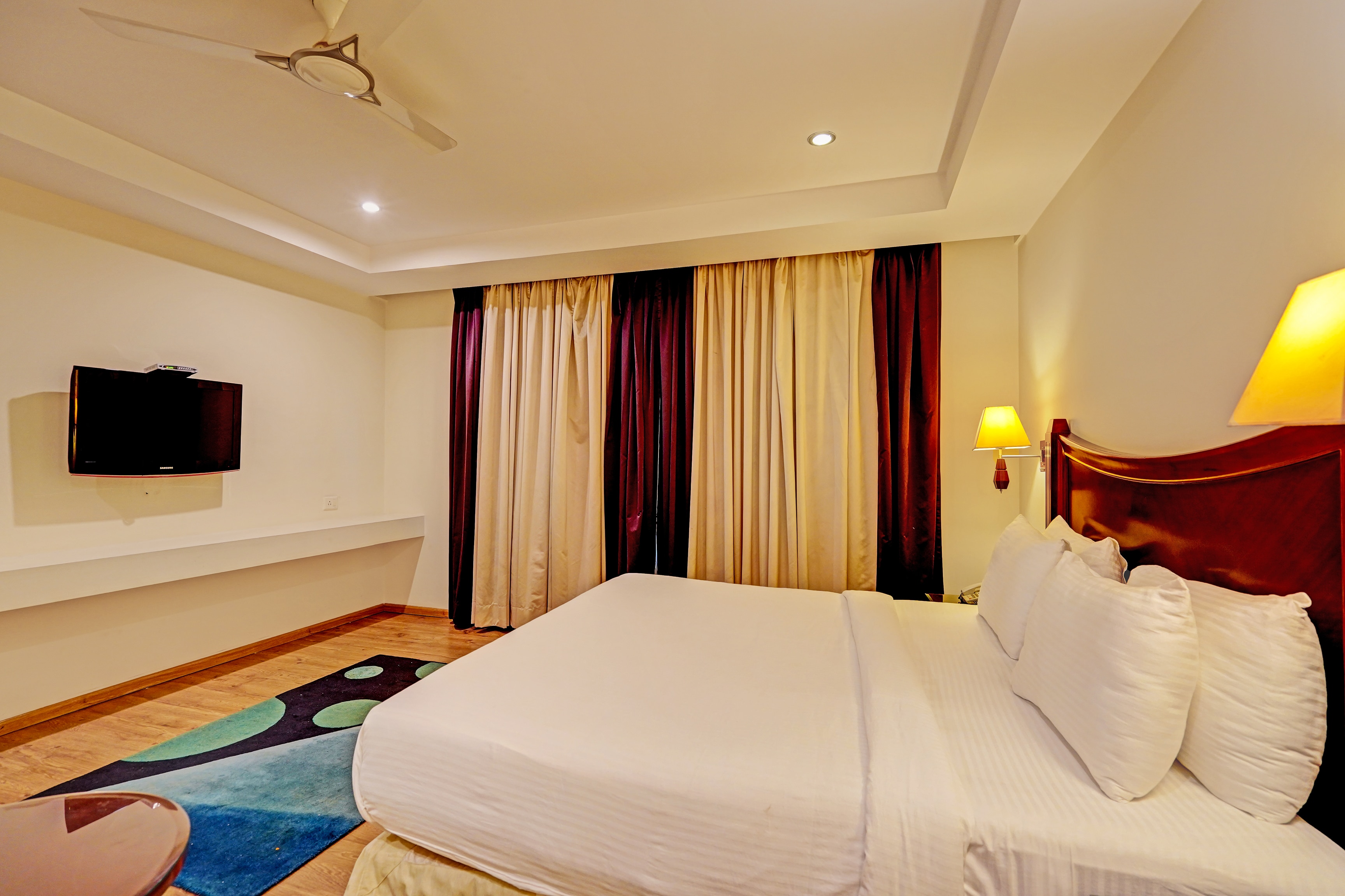 Hotel City Mark - 500 Mtrs from Gurgaon Sadar Bazar - Tap to explore photos