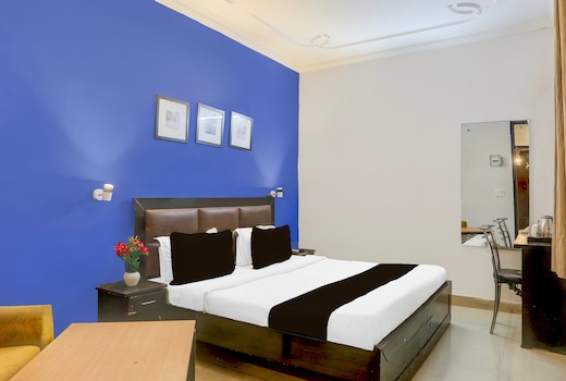 Super OYO Townhouse Anmol Residency Near Saket Metro Delhi