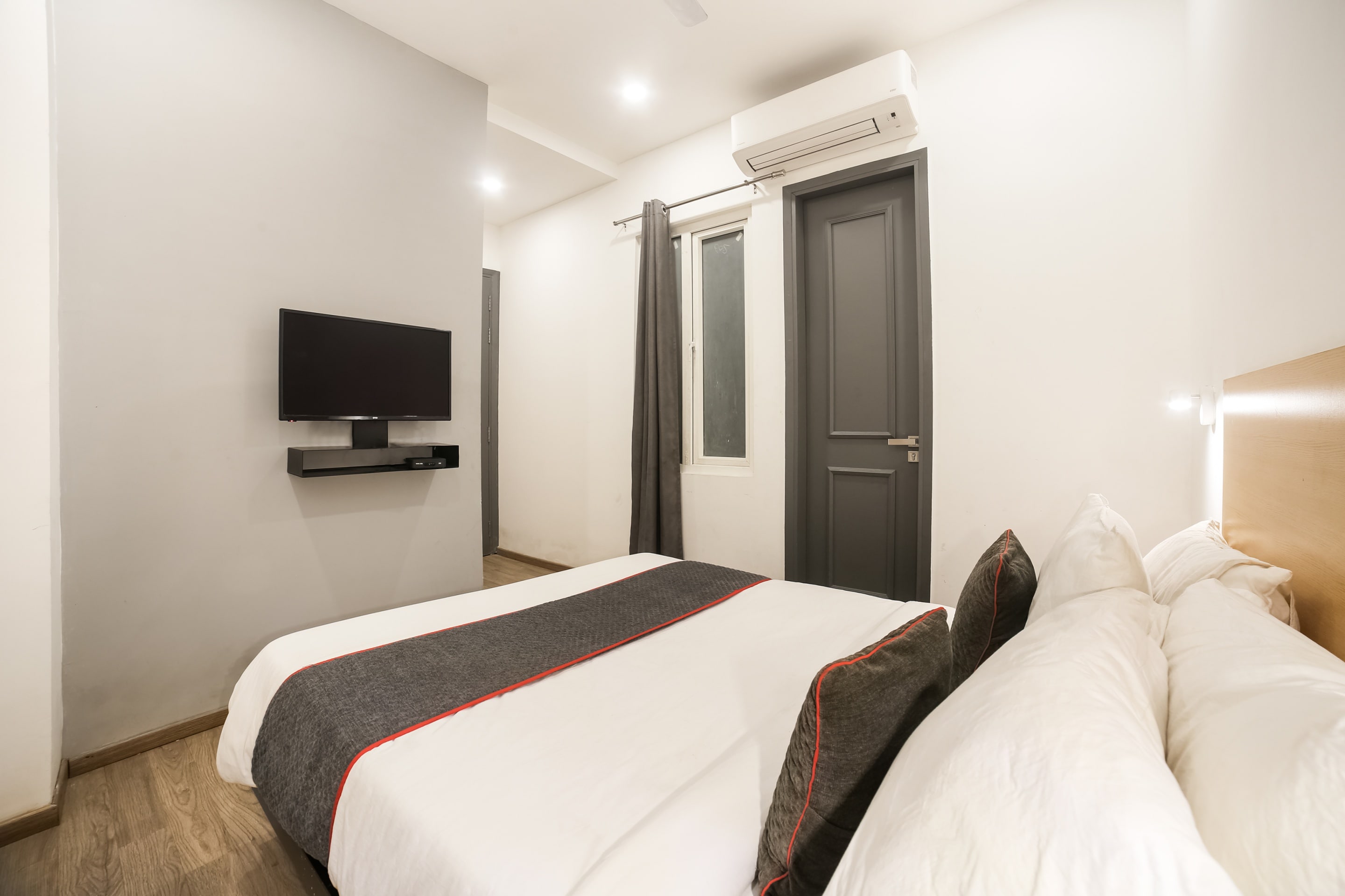 Townhouse Dilshad Garden Near Dilshad Garden Metro Station - Tap to explore photos