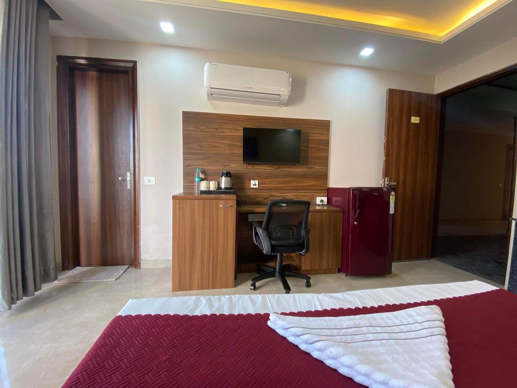 Limewood Stay Silver Studio Apartment Near Golf Course Road, Gurgaon - Tap to explore photos