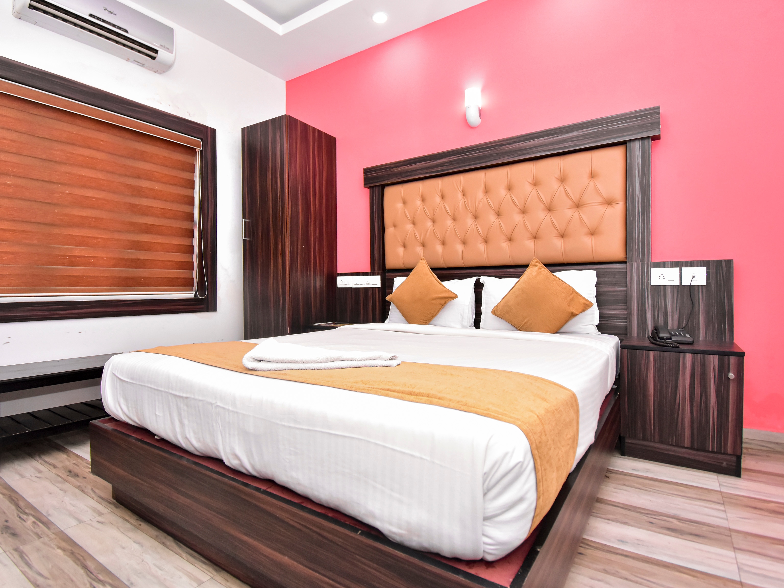 Hotel Kochi Crown - Tap to explore photos