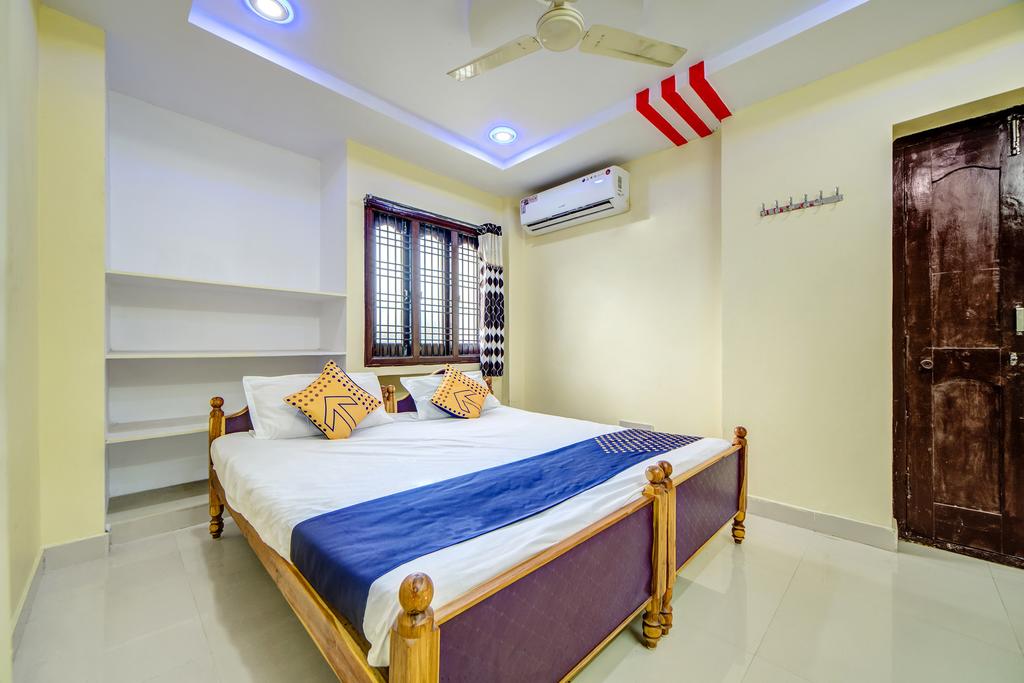 HOTEL SHANMUKHA A/C LODGE - Tap to explore photos