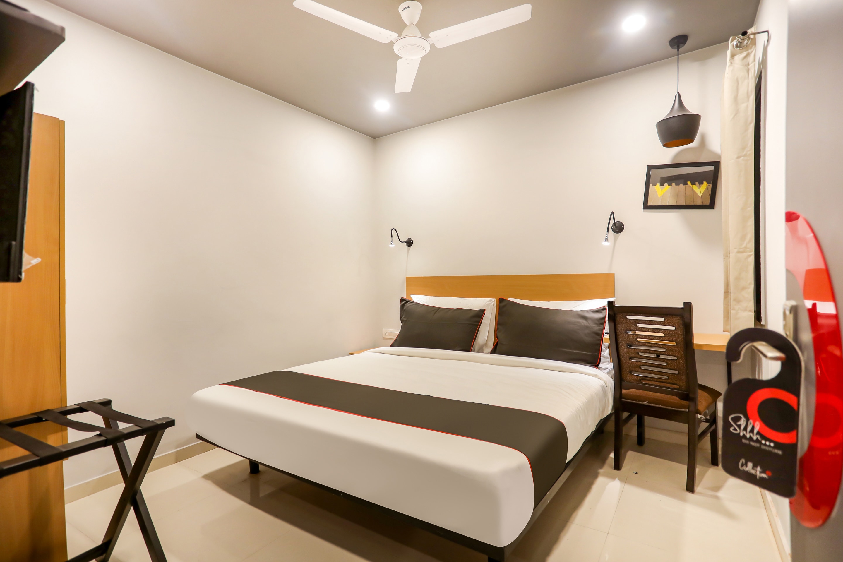 Super Collection O Le Noida Hotel Near Sector 76 Metro Station - Tap to explore photos