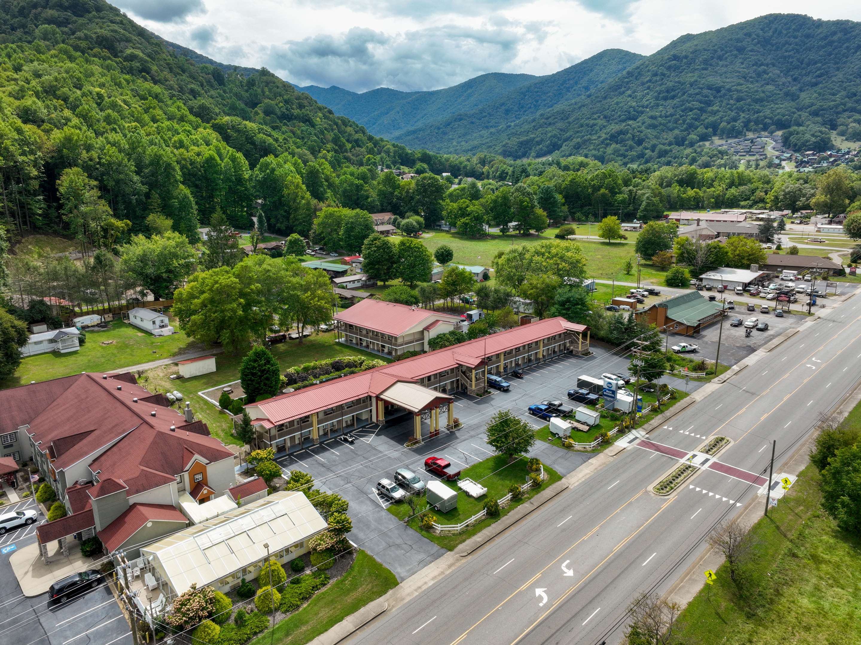 BEST WESTERN MOUNTAINBROOK INN - Tap to explore photos