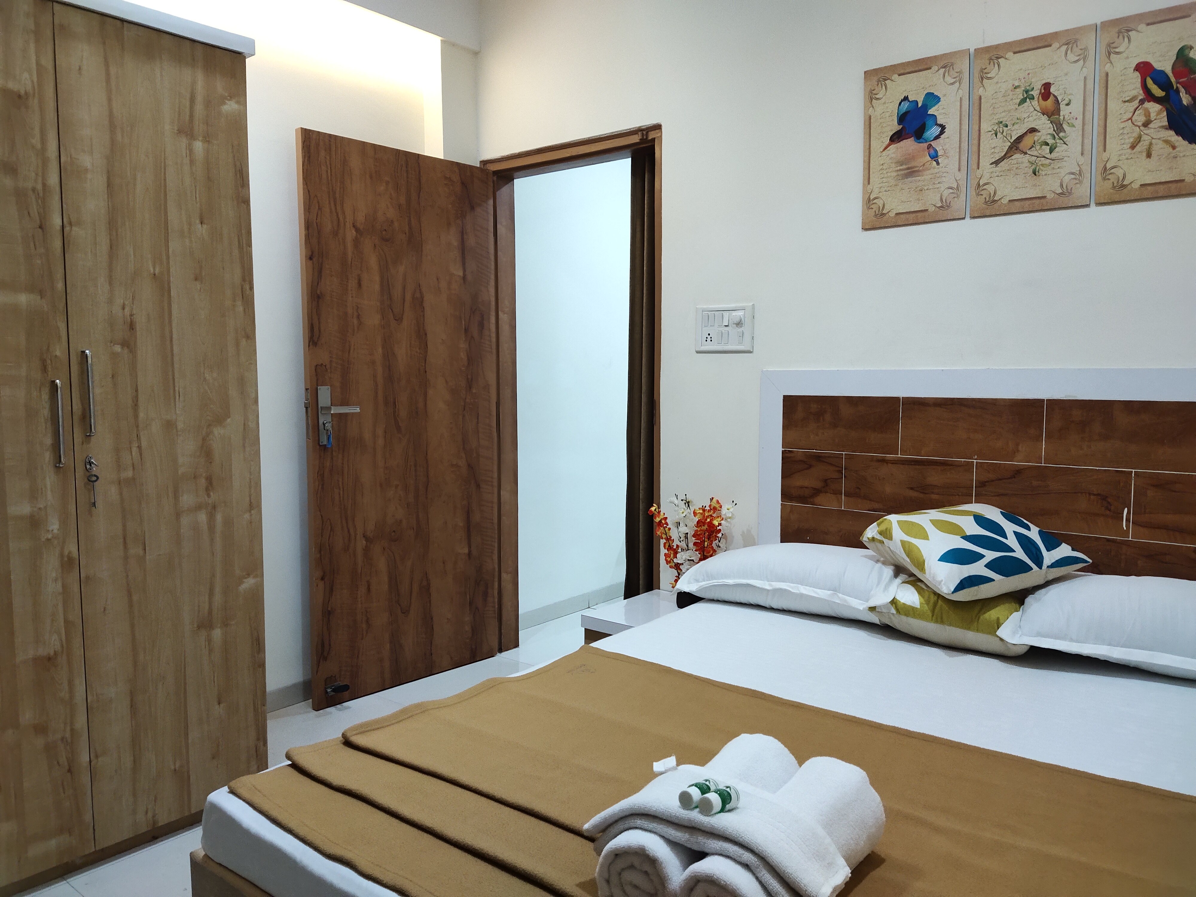 Orraica 305 1 BHK Flat with AC and Wifi - Tap to explore photos