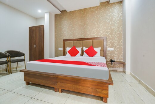 Collection O Hotel RR Eleven