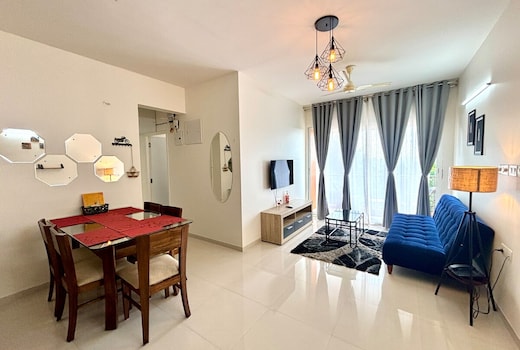 2BHK Blissful | 5min from Airport | Zennova Stays