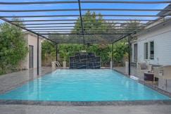 Luxury Haven Stay, Noida