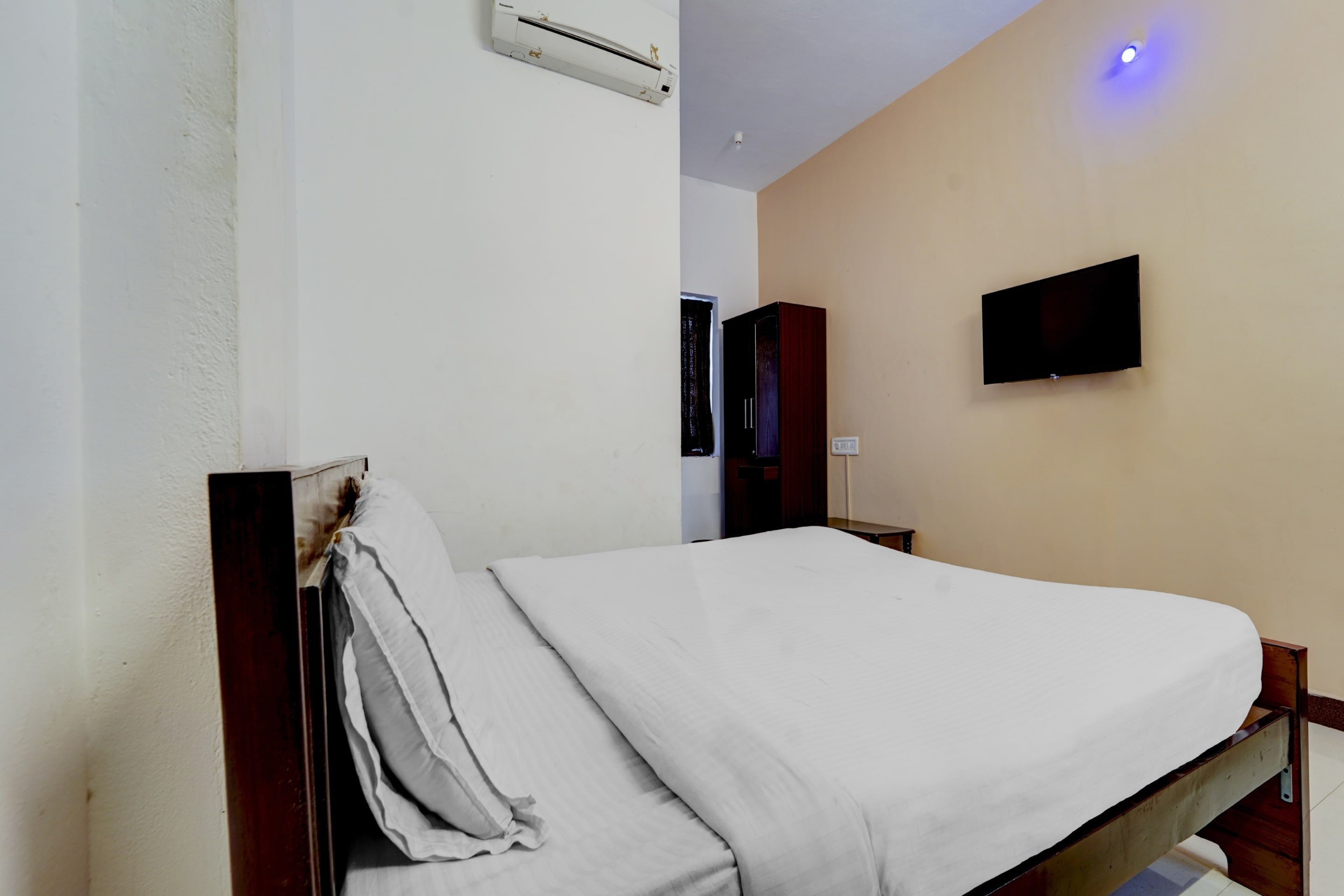 Hotel O Coimbatore International Airport East Zone - Tap to explore photos
