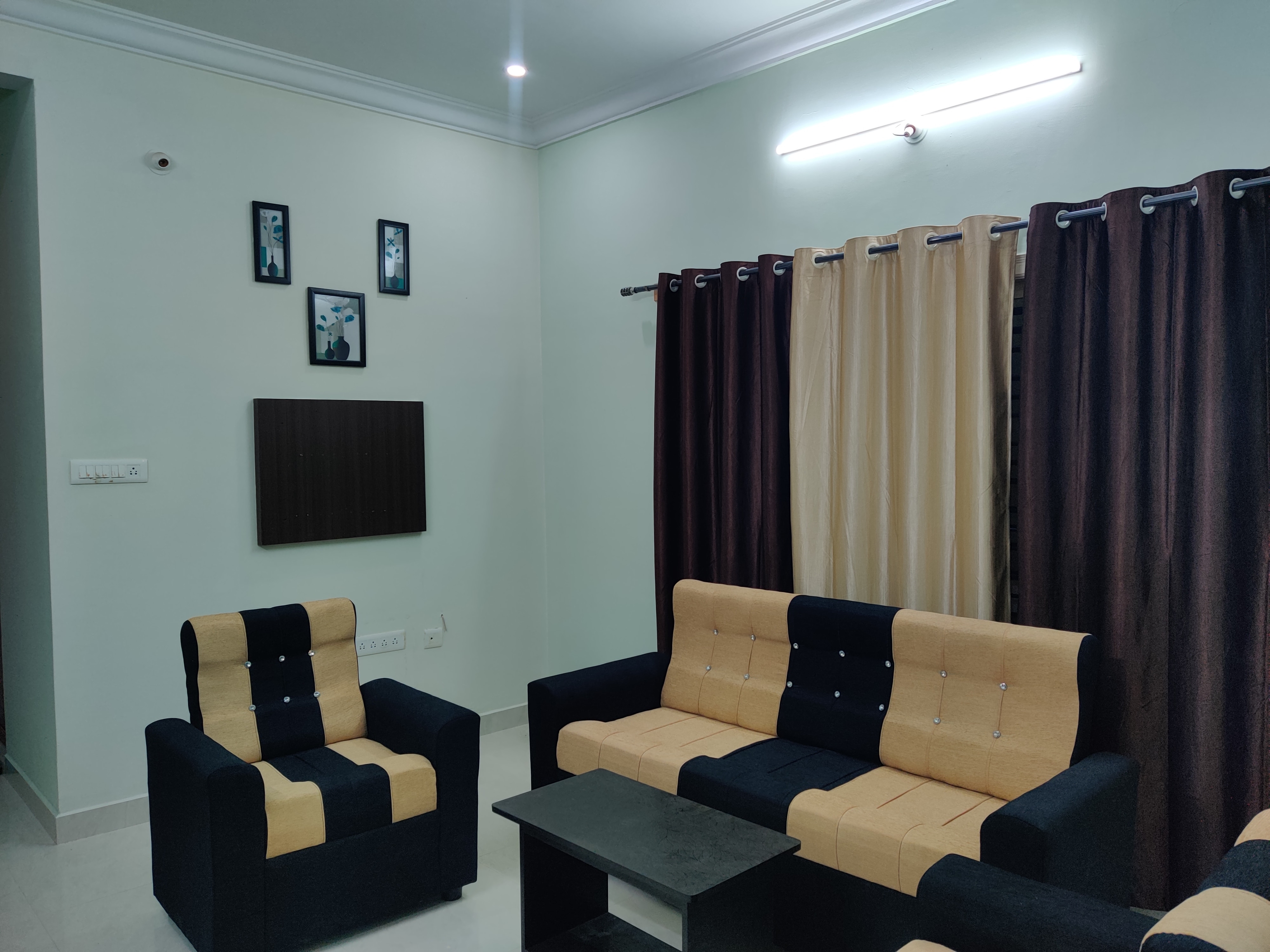 Regency Homestay - Tap to explore photos