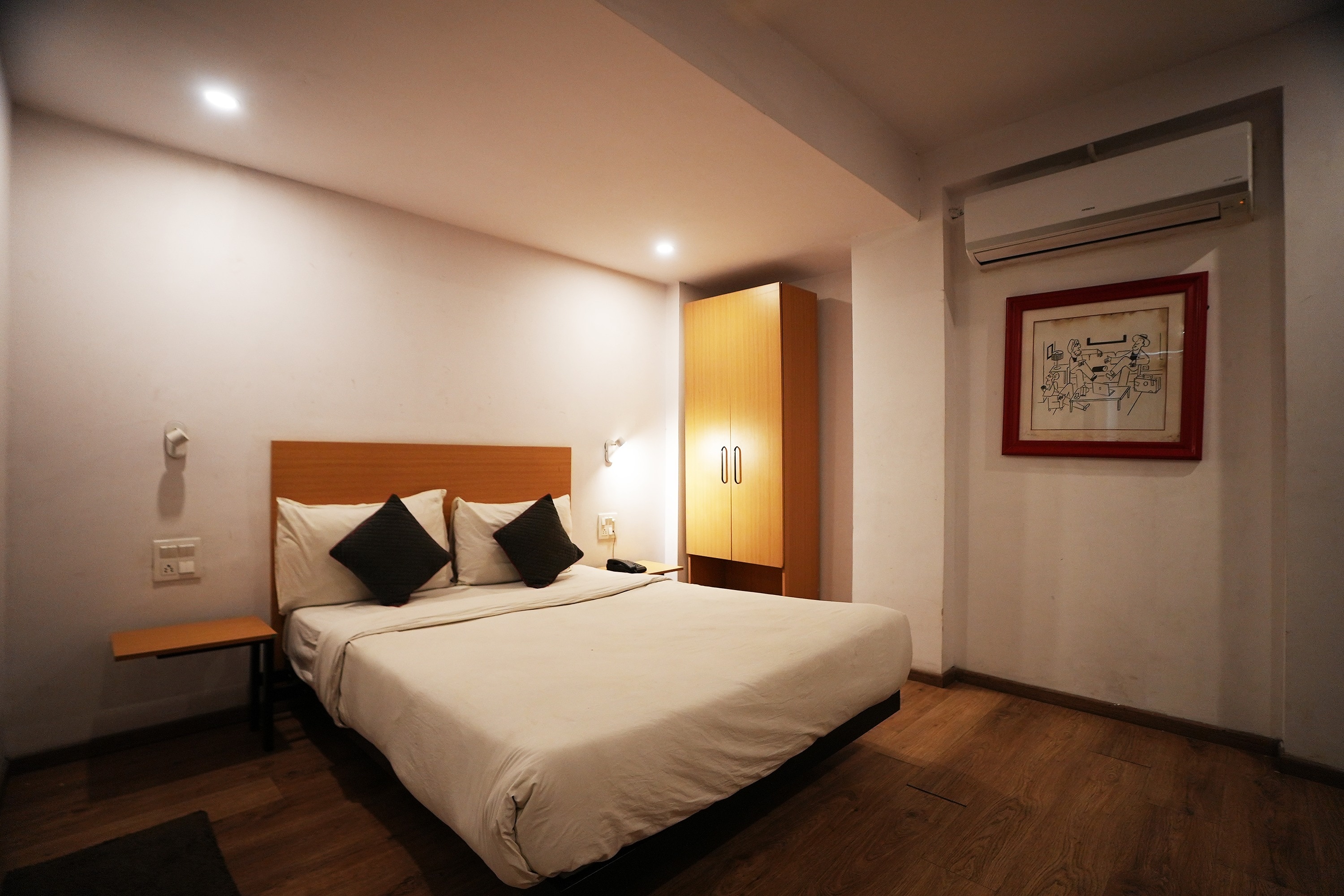 Hotel Townhouse at Udaipur City Railway Station - Tap to explore photos