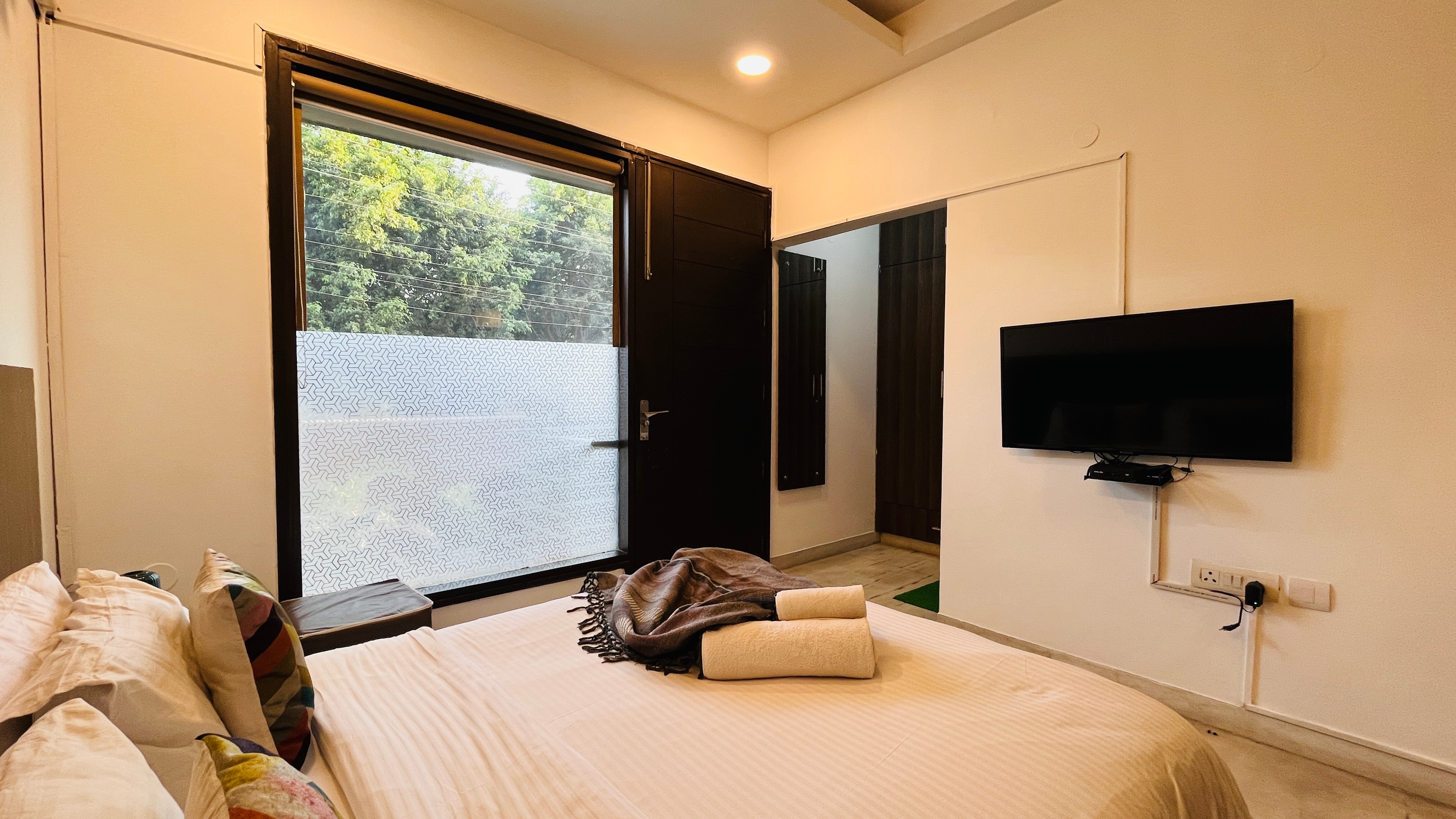 BluO Studio DLF Golf Course Road - Balcony | Lift - Tap to explore photos