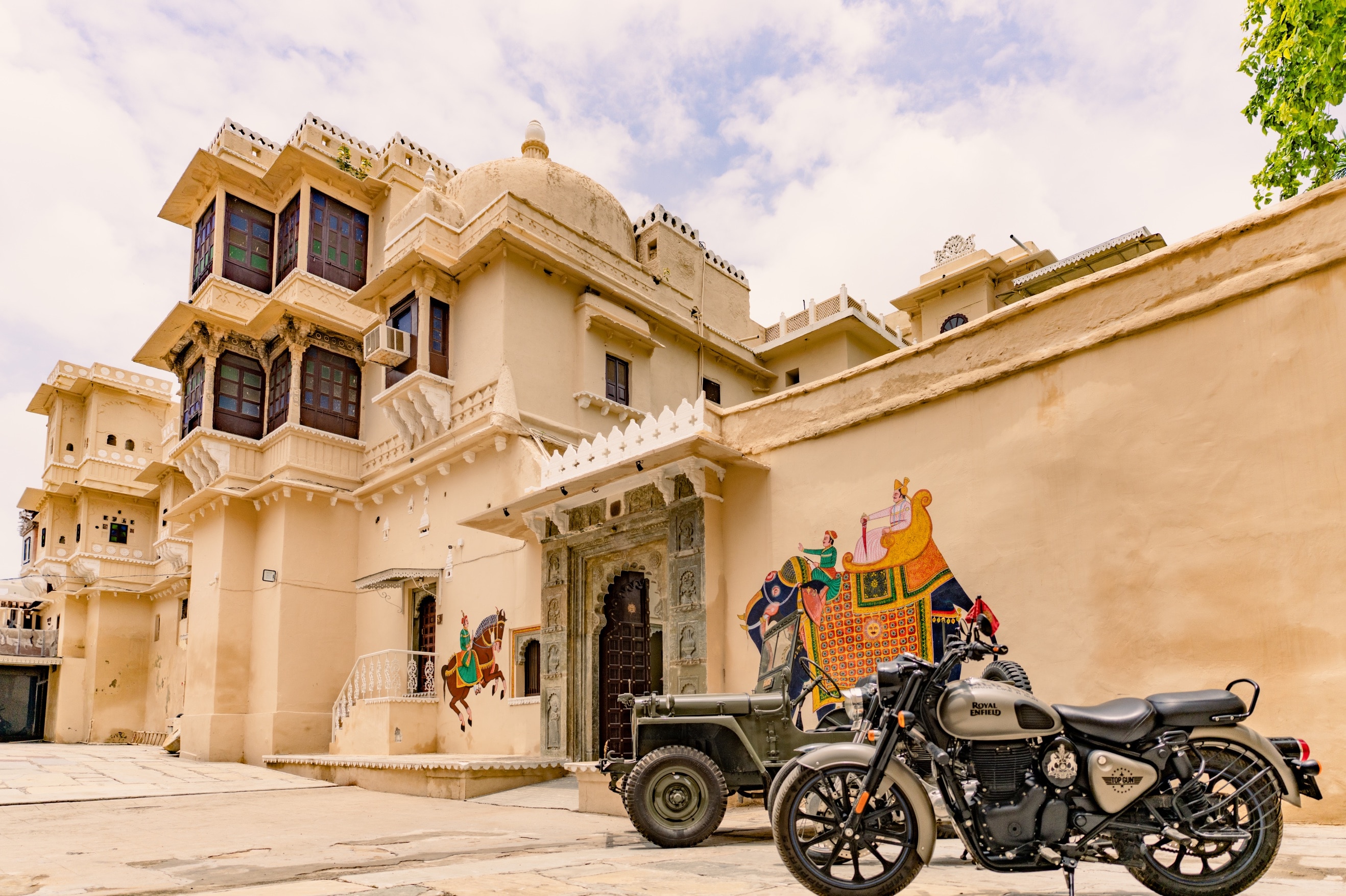 Rajmahal Palace -3 Luxury |FF rooms by Homeyhuts - Tap to explore photos