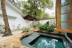 Honeymooner Paradise with private plunge pool, Goa