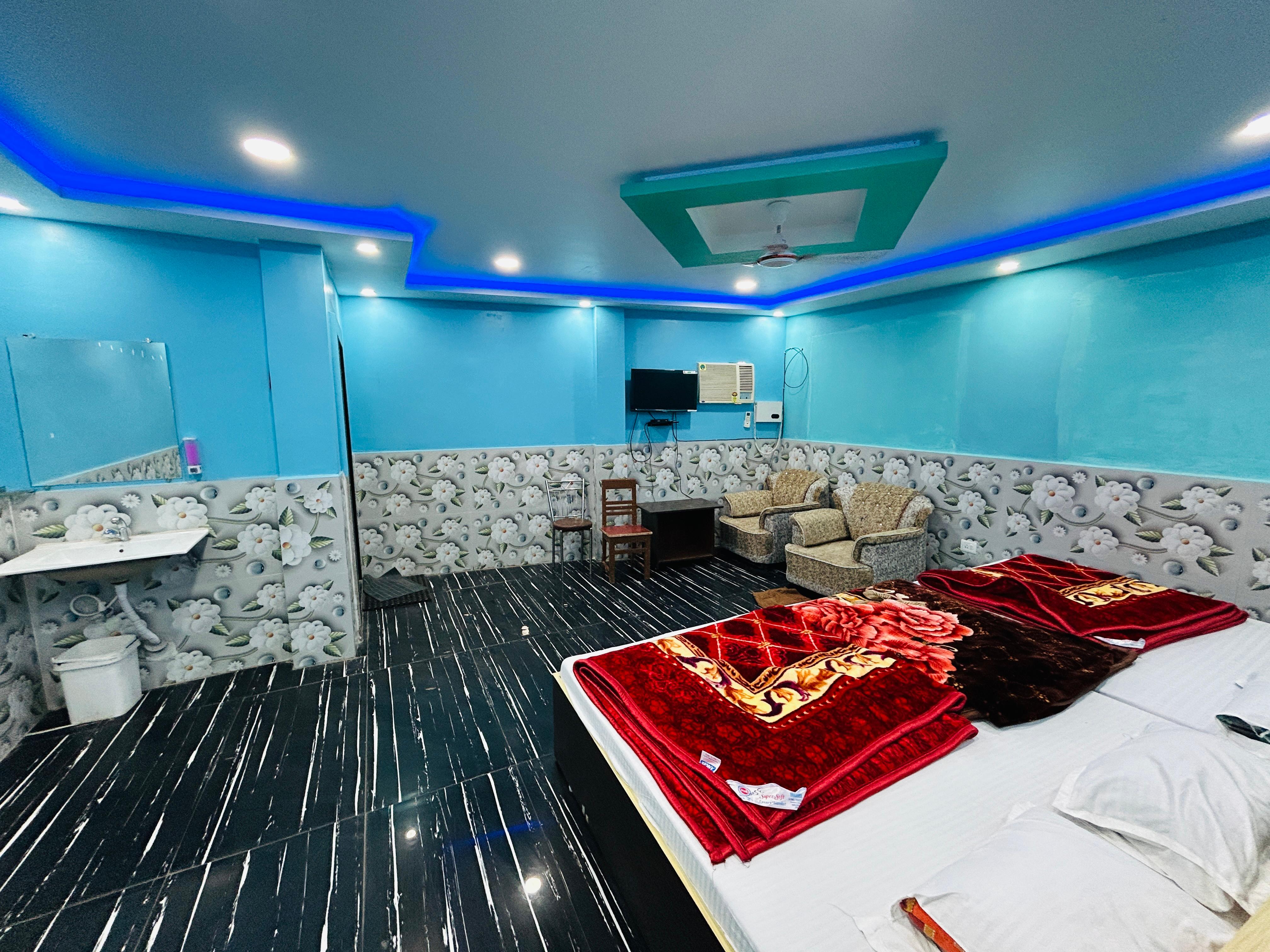 New Hotel Gautam - Tap to explore photos