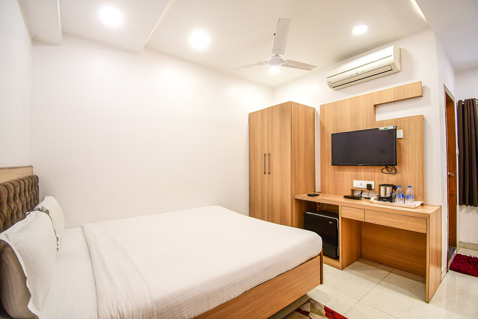 FabHotel Stay Inn International - Nr. Sealdah Station - Tap to explore photos