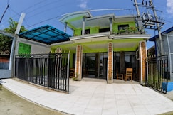 OYO 95309 Ijen Homestay, بالي