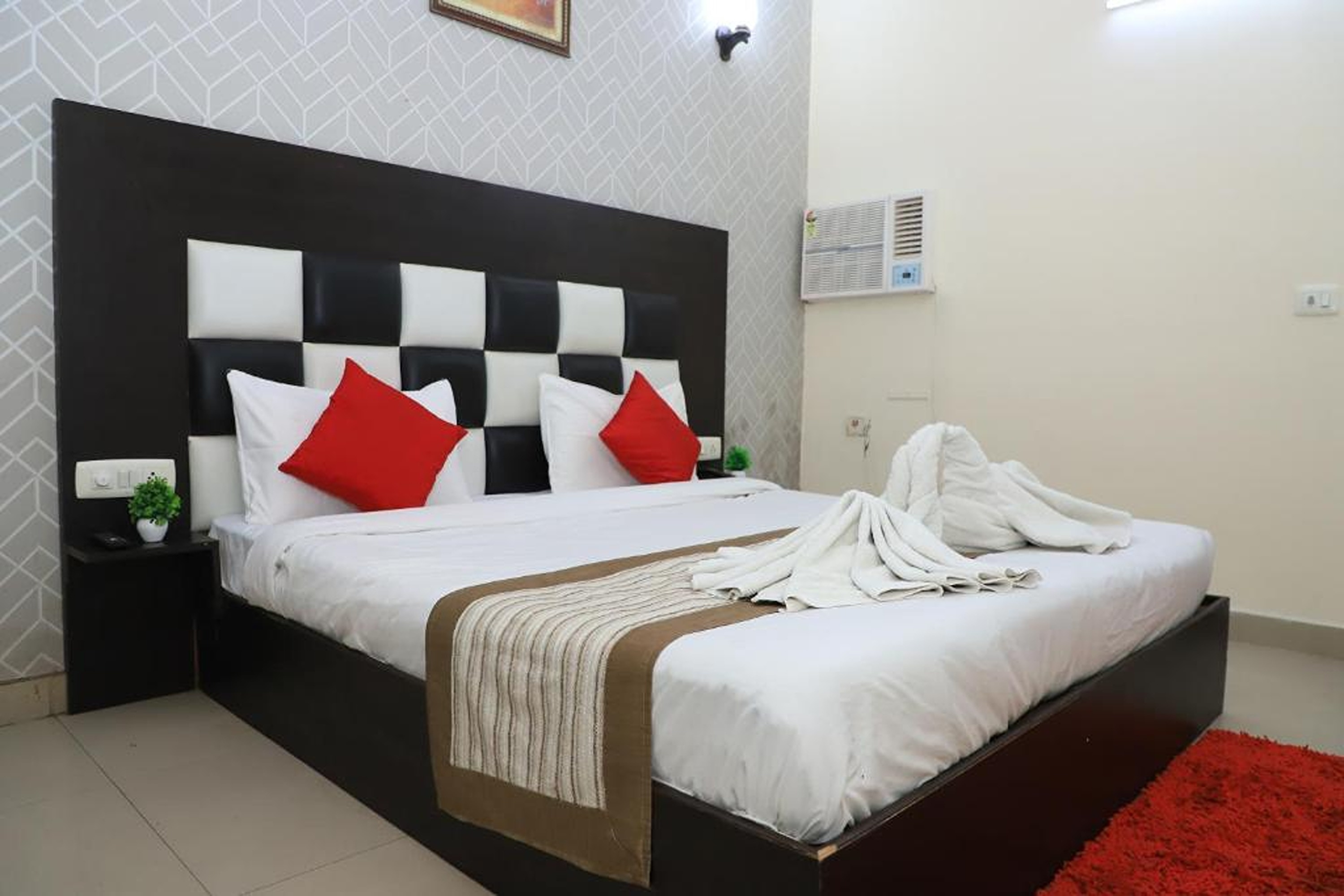 Hotel Global Inn By Quality Inn - Tap to explore photos