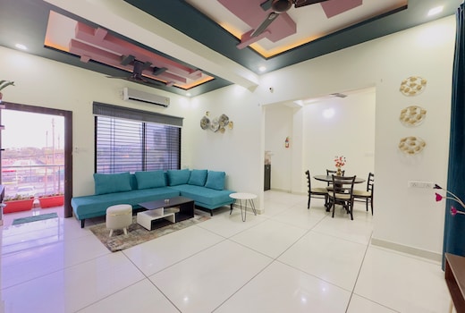 Home Escape 2BHK Casa Near Mahakal - City Centre
