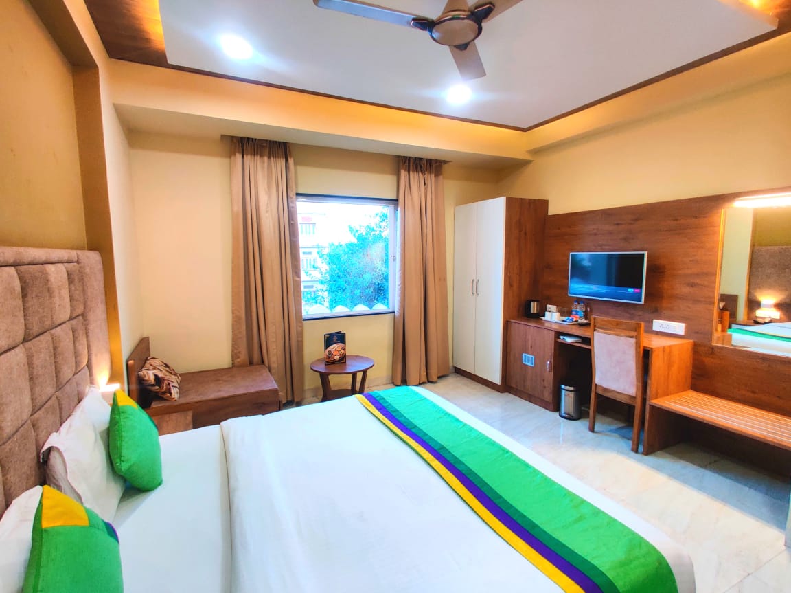 Opulence Inn - 500 Meters From Railway Station - Tap to explore photos